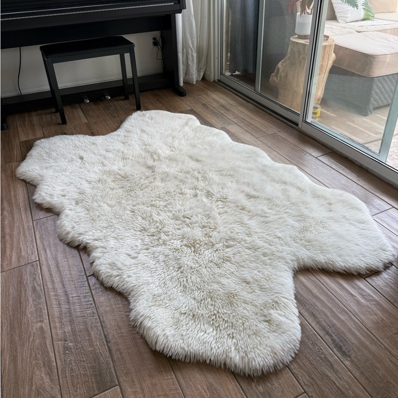 Faux Sheepskin Rug - Picture 1 of 4